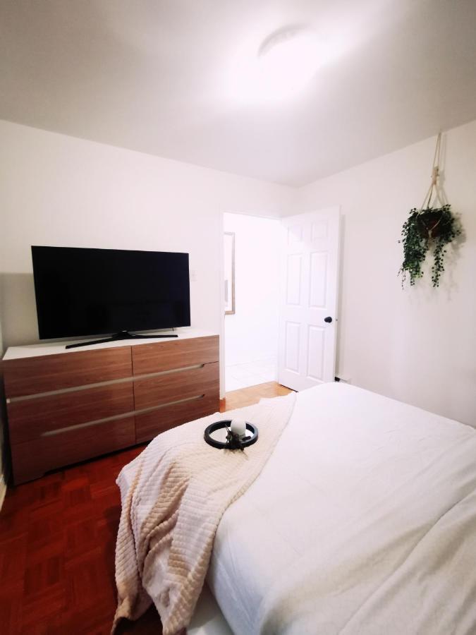 Plush 2 Bedroom Unit 5Min Downtown Off Wellington Монреал Екстериор снимка