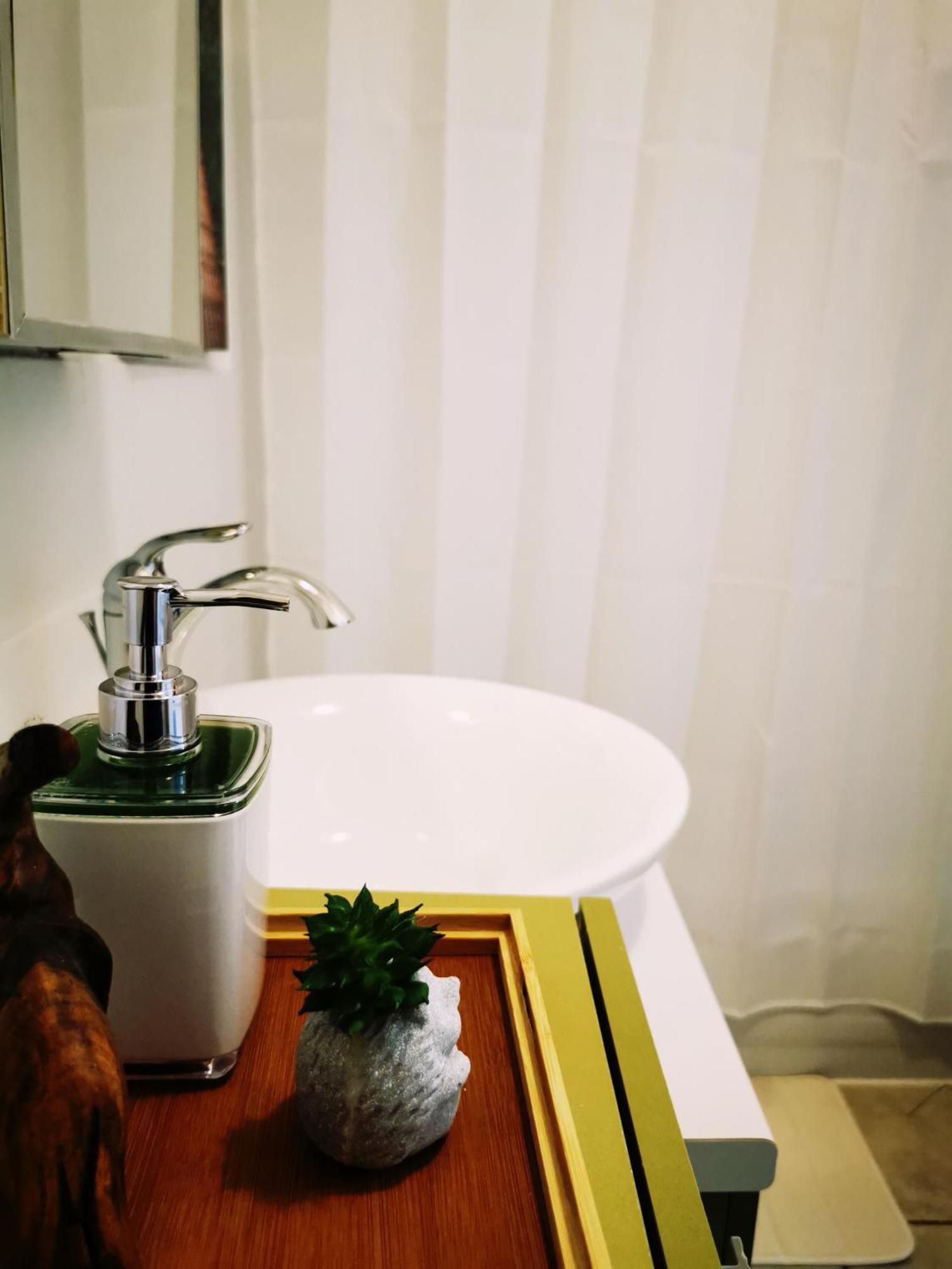 Plush 2 Bedroom Unit 5Min Downtown Off Wellington Монреал Екстериор снимка